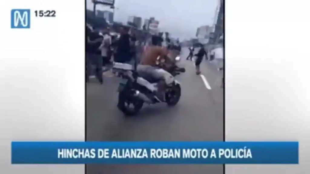 Hincha Alianza Lima roba moto Policía