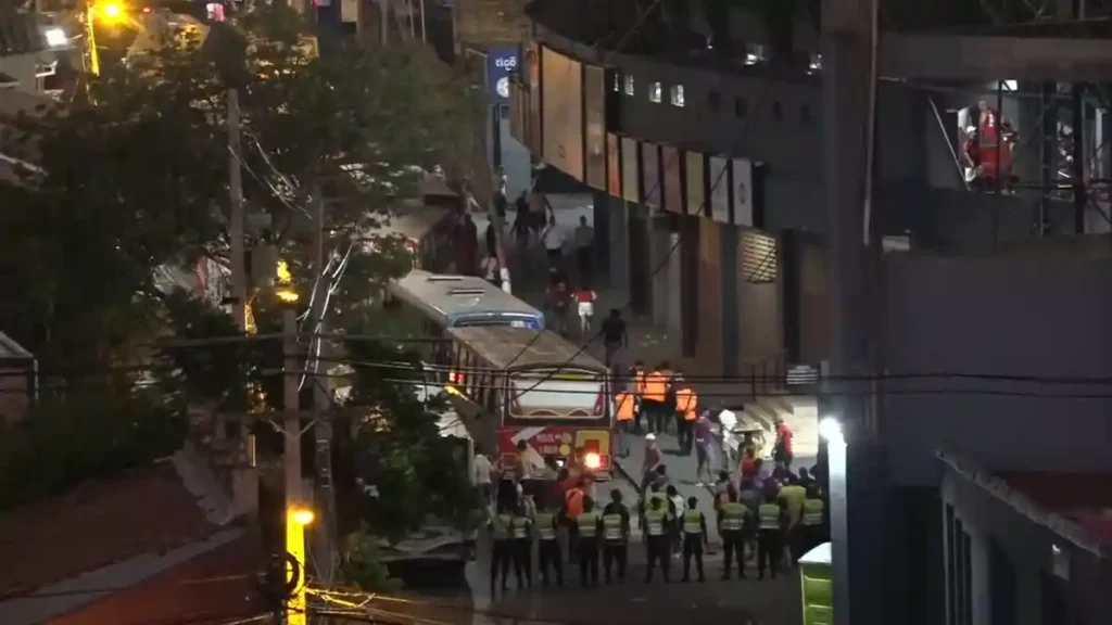 Desmanes hinchada de Cerro Porteño clásico